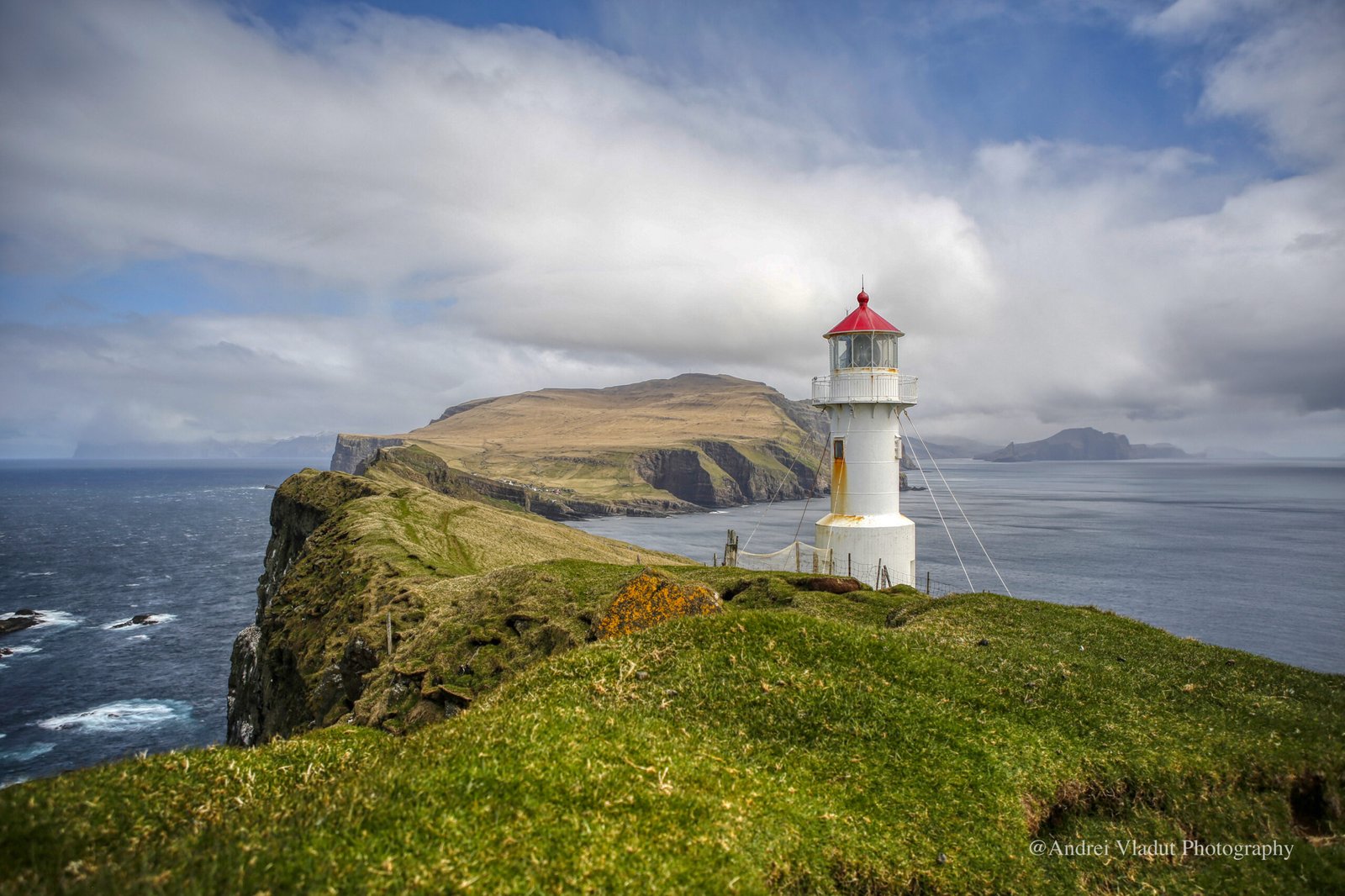 Image of Mykines Holmur, the lighthouse standing in front and Mykines in the background