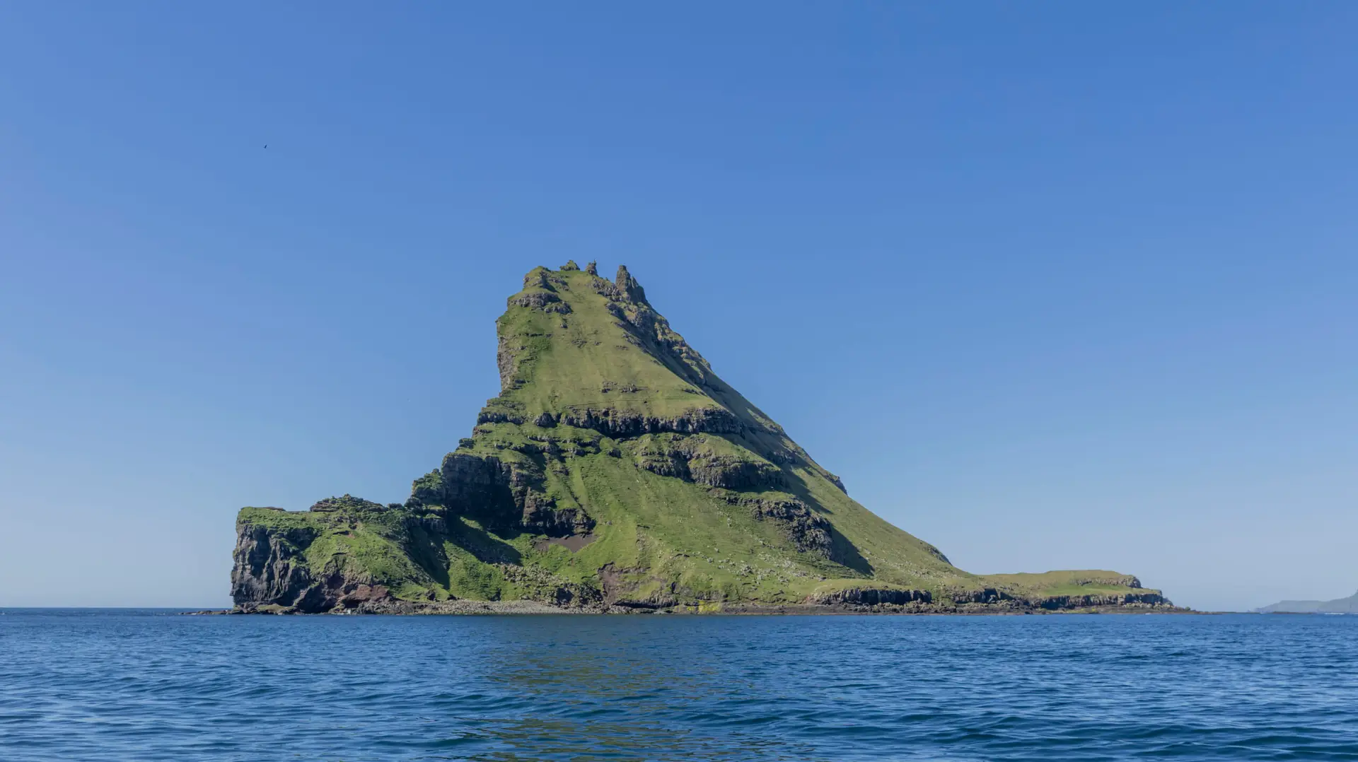 Towering peaks, clear background, calm ocean, beautiful, tindólmur